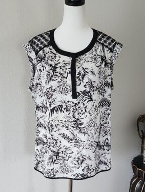 Zac & Rachel Black and White Sleeveless Buttoned Blouse